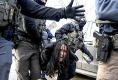 Bouře po smrti matky tří dětí. Trumpovi agenti čelí soudu i hněvu ulic