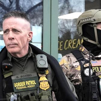 Bouře po smrti matky tří dětí. Trumpovi agenti čelí soudu i hněvu ulic