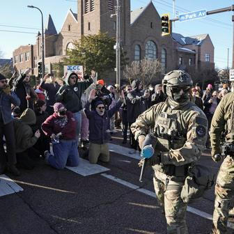 Bouře po smrti matky tří dětí. Trumpovi agenti čelí soudu i hněvu ulic