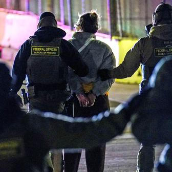 Bouře po smrti matky tří dětí. Trumpovi agenti čelí soudu i hněvu ulic