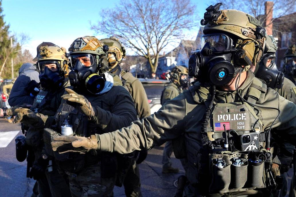 Bouře po smrti matky tří dětí. Trumpovi agenti čelí soudu i hněvu ulic