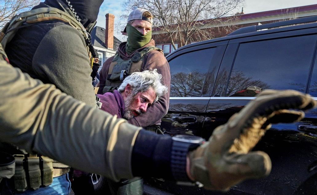 Bouře po smrti matky tří dětí. Trumpovi agenti čelí soudu i hněvu ulic