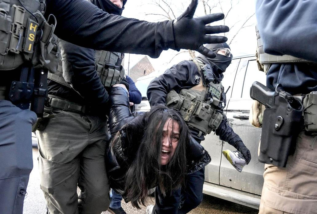 Bouře po smrti matky tří dětí. Trumpovi agenti čelí soudu i hněvu ulic