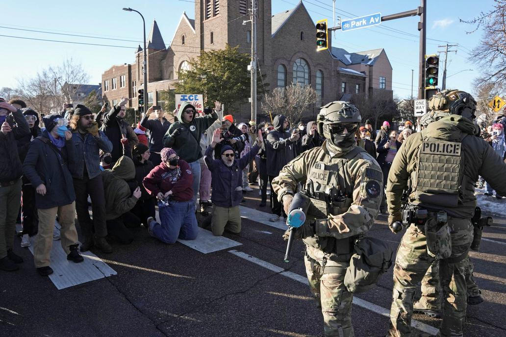 Bouře po smrti matky tří dětí. Trumpovi agenti čelí soudu i hněvu ulic