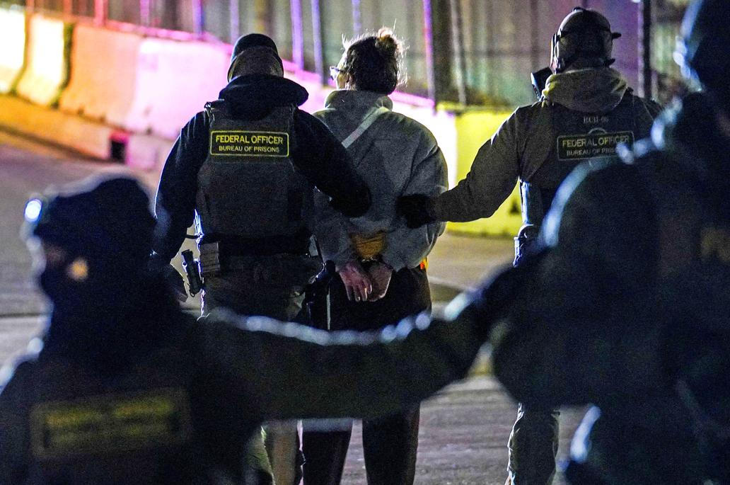 Bouře po smrti matky tří dětí. Trumpovi agenti čelí soudu i hněvu ulic