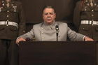 Russell Crowe jako Hermann Göring ve filmu Norimberk režiséra Jamese Vanderbilta.