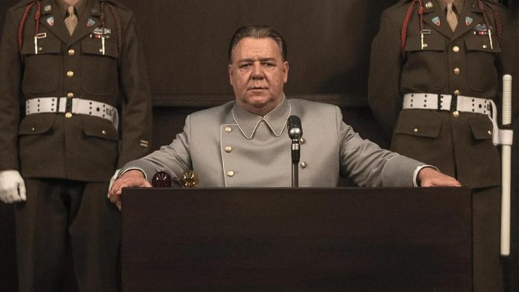  Russell Crowe jako Hermann Göring ve filmu Norimberk režiséra Jamese Vanderbilta.
