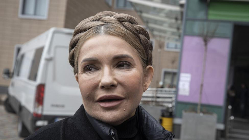 Julia Tymošenková se na mezinárodní scéně proslavila svým typickým účesem, ale i jako jedna z vůdčích osobností Oranžové revoluce v roce 2004