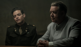 Rami Malek jako jako americký vojenský psychiatr Douglas Kelley a Russell Crowe v roli Göringa ve filmu Norimberk.