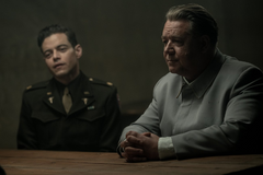 Rami Malek jako jako americký vojenský psychiatr Douglas Kelley a Russell Crowe v roli Göringa ve filmu Norimberk.