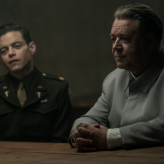 Rami Malek jako jako americký vojenský psychiatr Douglas Kelley a Russell Crowe v roli Göringa ve filmu Norimberk.