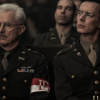 John Slattery a Colin Hanks v historického filmu Norimberk režiséra Jamese Vanderbilta.
