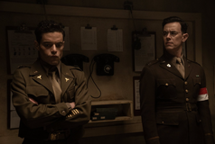 Rami Malek a Colin Hanks ve filmu Norimberk.