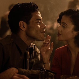 Rami Malek a Lydia Peckhamová ve filmu Norimberk režiséra Jamese Vanderbilta.