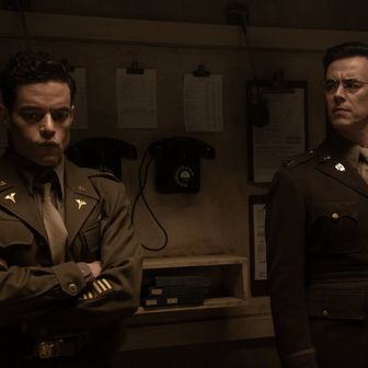 Rami Malek a Colin Hanks ve filmu Norimberk.
