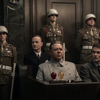 Peter Jordan, Russell Crowe a Andreas Pietschmann ve filmu Norimberk.