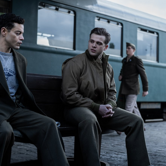 Rami Malek a Leo Woodall v historickém filmu Norimberk režiséra Jamese Vanderbilta.