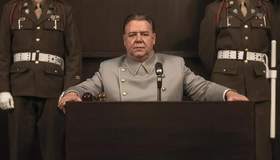  Russell Crowe jako Hermann Göring ve filmu Norimberk režiséra Jamese Vanderbilta.