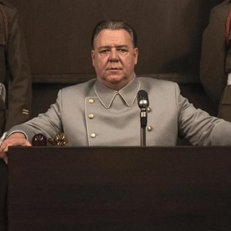  Russell Crowe jako Hermann Göring ve filmu Norimberk režiséra Jamese Vanderbilta.