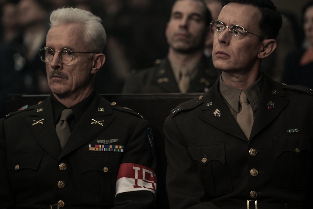 John Slattery a Colin Hanks v historického filmu Norimberk režiséra Jamese Vanderbilta.