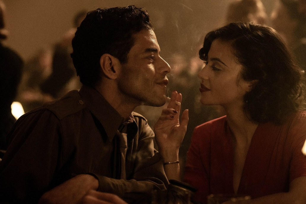 Rami Malek a Lydia Peckhamová ve filmu Norimberk režiséra Jamese Vanderbilta.