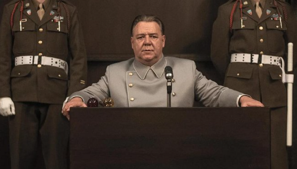 Russell Crowe jako Hermann Göring ve filmu Norimberk režiséra Jamese Vanderbilta.