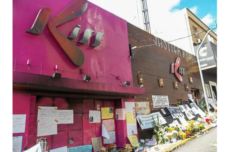 Uzavřený noční klub Kiss s vzpomínkovými květinami a vzkazy, Santa Maria, Brazílie, 4. února 2013, týden po požáru s 242 obětmi.