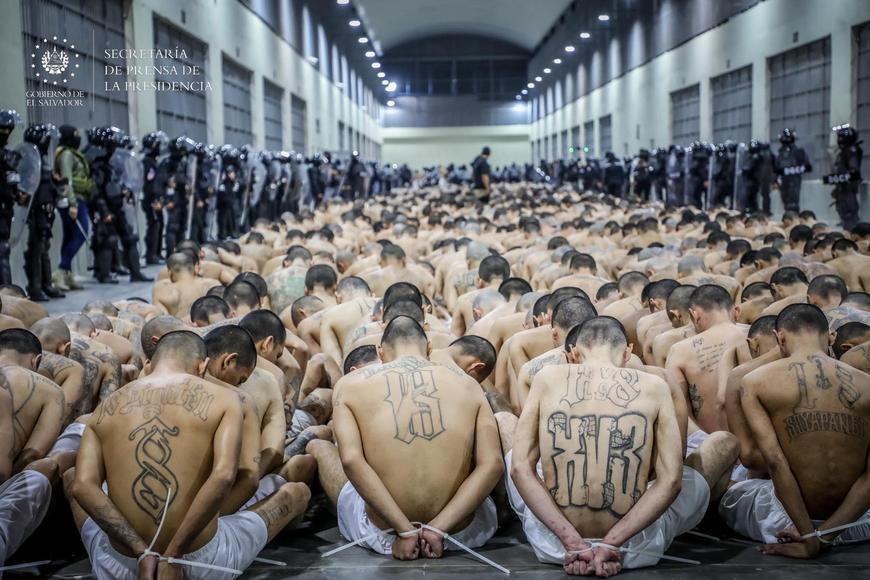 „Mlátili nám obličejem o zeď.“ Megavězení v Salvadoru má děsit teroristy i členy gangů