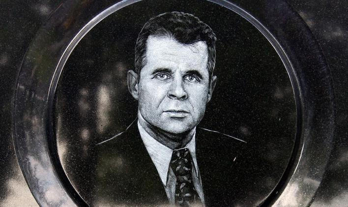 Hrob Františka Mrázka na hřbitově v Českém Brodě. Kontroverzní podnikatel byl zavražděn v roce 2006.