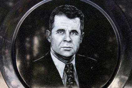 Hrob Františka Mrázka na hřbitově v Českém Brodě. Kontroverzní podnikatel byl zavražděn v roce 2006.