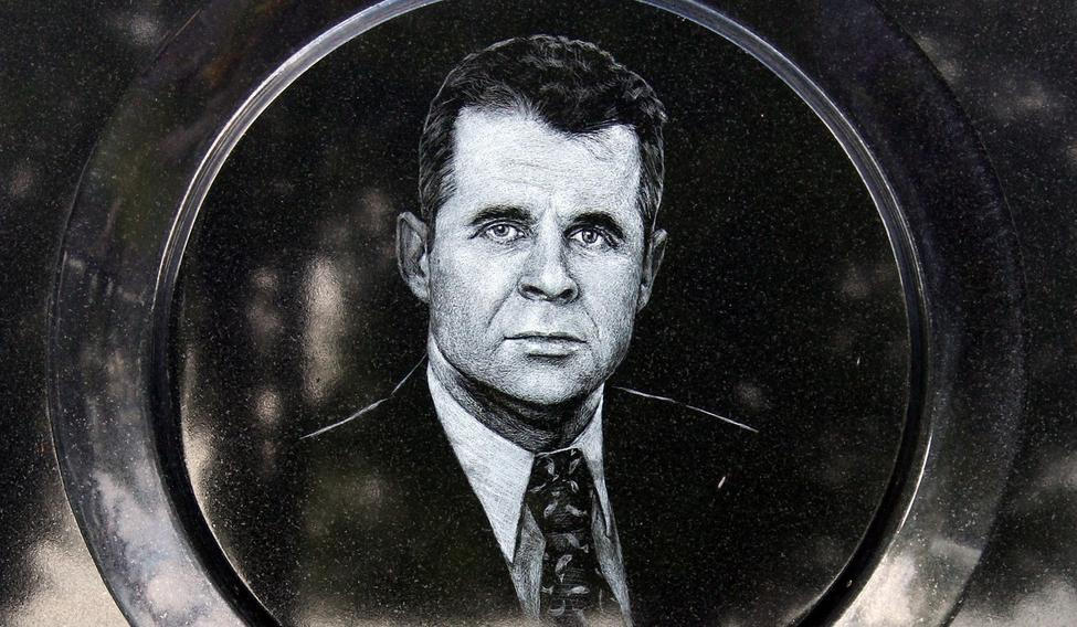 Hrob Františka Mrázka na hřbitově v Českém Brodě. Kontroverzní podnikatel byl zavražděn v roce 2006.