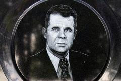 Hrob Františka Mrázka na hřbitově v Českém Brodě. Kontroverzní podnikatel byl zavražděn v roce 2006.