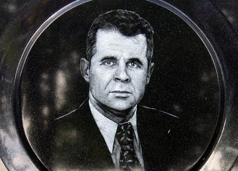 Hrob Františka Mrázka na hřbitově v Českém Brodě. Kontroverzní podnikatel byl zavražděn v roce 2006.