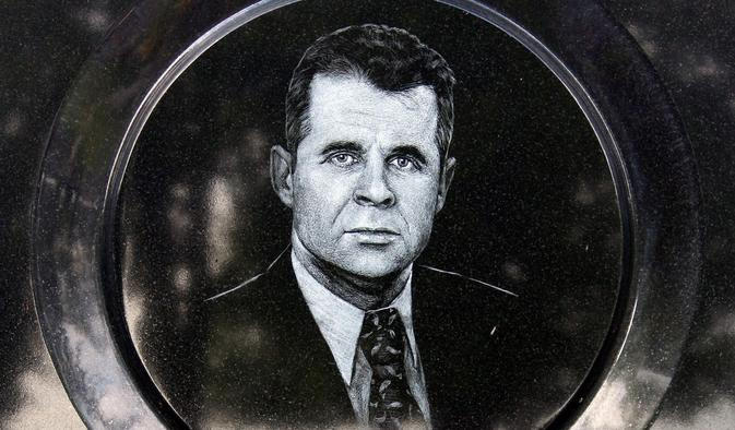 Hrob Františka Mrázka na hřbitově v Českém Brodě. Kontroverzní podnikatel byl zavražděn v roce 2006.