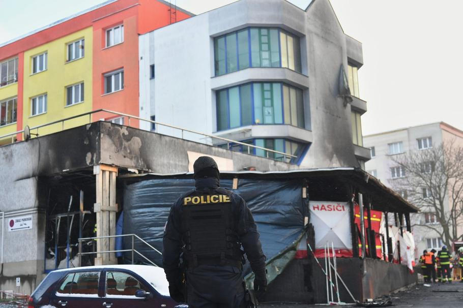 Vyhořelá restaurace U Kojota v Mostě, 12. ledna 2025. Policejní vyšetřování po požáru s 7 oběťmi. 