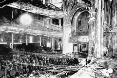 Vnitřek divadla Iroquois po požáru z 30. prosince 1903, Chicago. Zničená hlediště s 602 oběťmi, nejhorší divadelní tragédie USA.