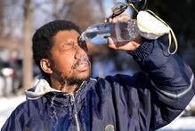 Bouře po smrti matky tří dětí. Trumpovi agenti čelí soudu i hněvu ulic