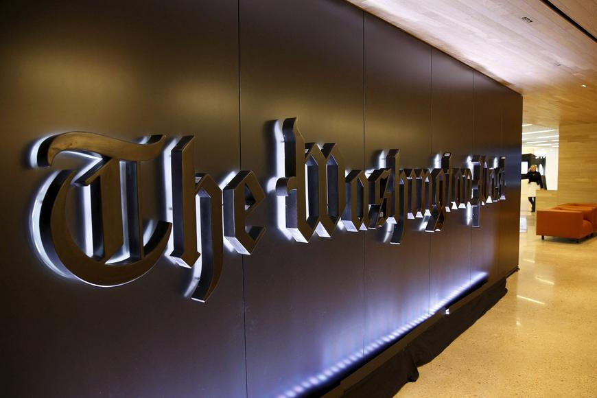 Agenti FBI prohledali domov novinářky z Washington Post, vyšetřují únik informací