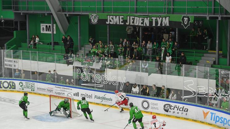 Utkání 39. kola hokejové extraligy mezi Mladou Boleslaví a Hradcem. Hodně fanoušků domácího týmu nepřišlo, protože se jim nelíbí neúspěchy Boleslavi.