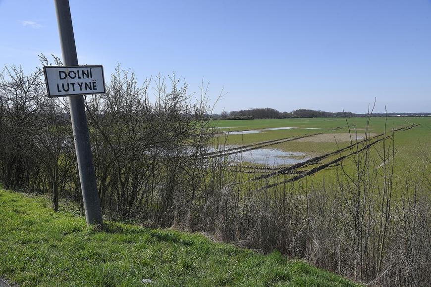 Příprava průmyslové zóny v Dolní Lutyni pokračuje. Nikdo neví, co tam bude stát