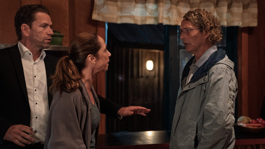 Mads Mikkelsen, Sofie Gråbølová a Nikolaj Lie Kaas ve filmu Poslední Viking.