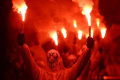 Fanoušci Kolína nad Rýnem při utkání proti Bayernu