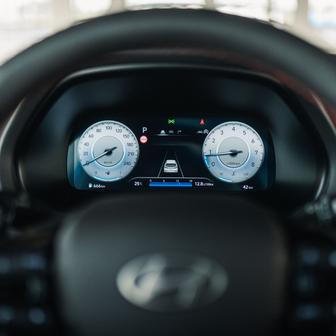 Digitální budíky jsou standardní výbavou,...