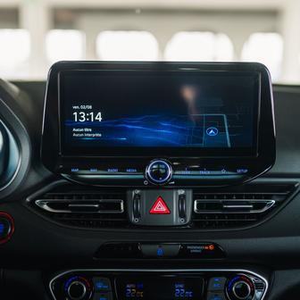 ... stejně jako 10,25palcová navigace.