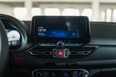 ... stejně jako 10,25palcová navigace.