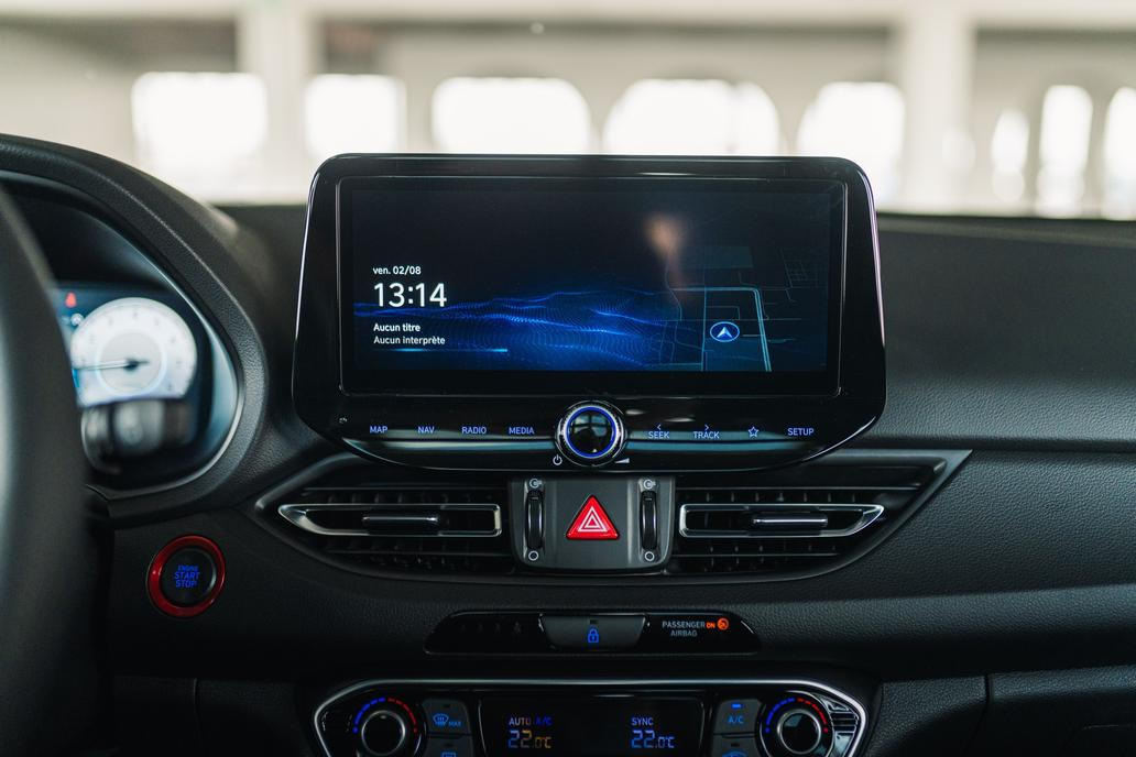 ... stejně jako 10,25palcová navigace.