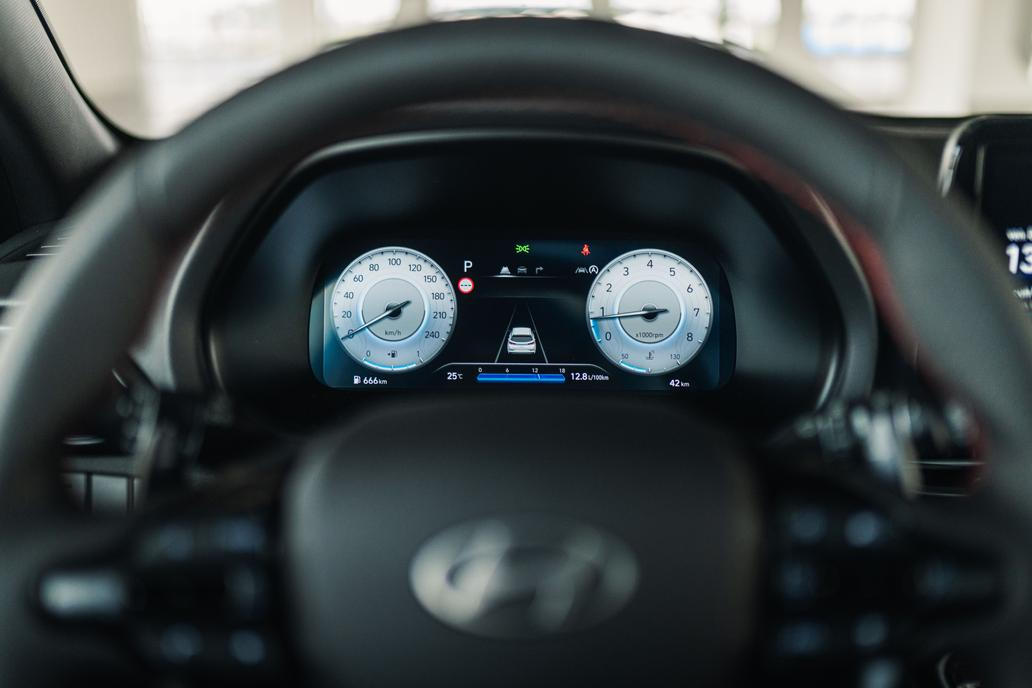 Digitální budíky jsou standardní výbavou,...