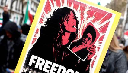 Protesty proti krvavému potlačení protirežimních demonstrací v Íránu se konají po celém světě. Nedělní snímek je z Paříže.