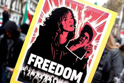 Protesty proti krvavému potlačení protirežimních demonstrací v Íránu se konají po celém světě. Nedělní snímek je z Paříže.