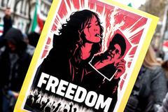 Protesty proti krvavému potlačení protirežimních demonstrací v Íránu se konají po celém světě. Nedělní snímek je z Paříže.